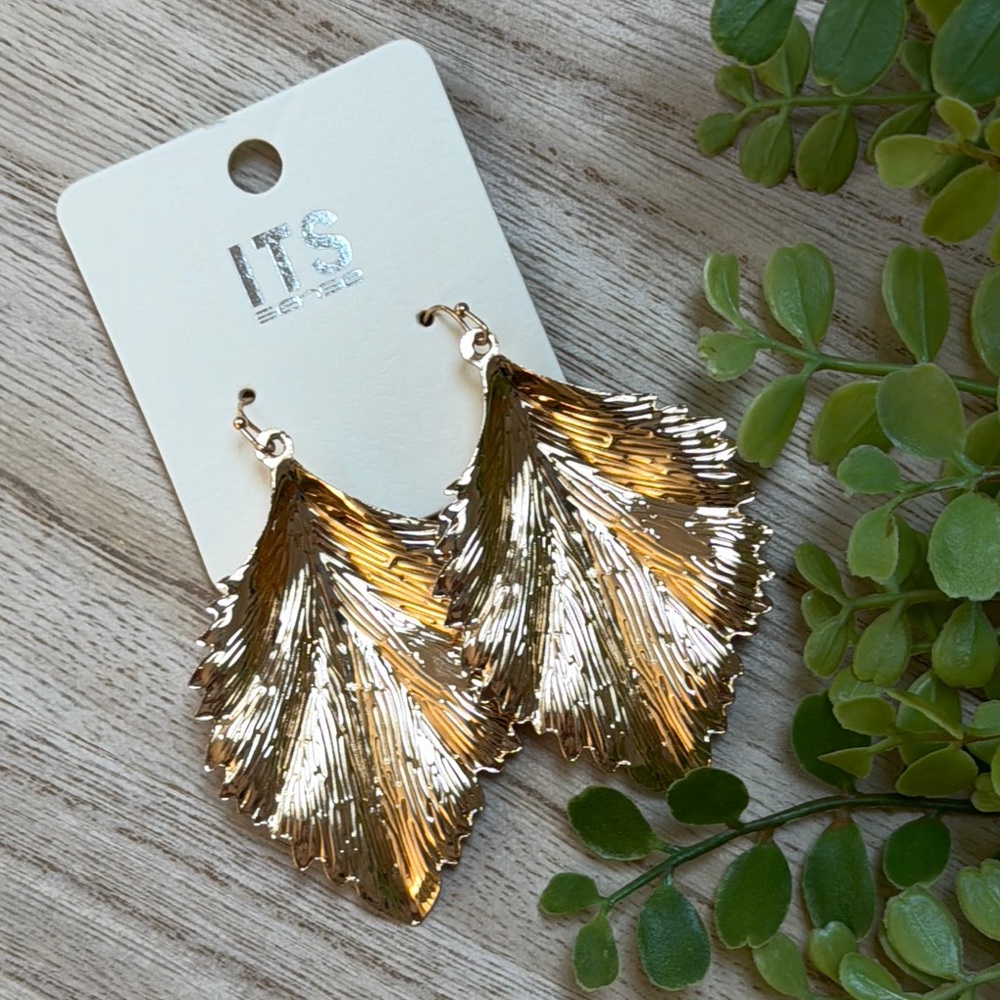 🎉HP🎉 ITS Leaf Earrings 💗 Gold